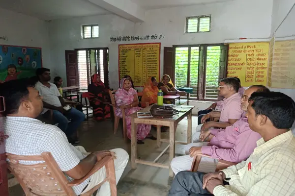 अंबेडकरनगर में बारिश के बावजूद स्कूल पहुंचे अभिभावक